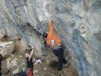 Cristian lanzando: Cristian apretando en una vía equipada por Jonathan y que en ese momento estaba por graduar. Escalada en Villanueva de Cauche - Cristian lanzando: Cristian apretando en una vía equipada por Jonathan y que en ese momento estaba por graduar.