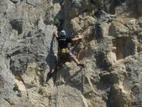 Sureña: Detalle de Jaime en el pasito de la vía. Escalada en Villanueva de Cauche - Sureña: Detalle de Jaime en el pasito de la vía.
