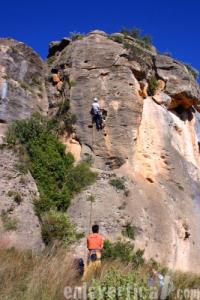Fent el porc en Montesa Pau escalando - calentando en este divertido 6a... res de fer el porc