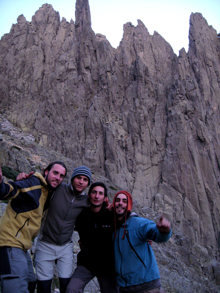 Anhelando el chulet�n - Tras haber escalado el Torre�n por su cara norte y una v�a al peque�o Galayo, ya de bajada, una �ltima foto. Contentos por la experiencia y anhelando ya el chulet�n que nos esperaba. En la foto, de izquierda a derecha: Will, Pau, Merli y Solete.