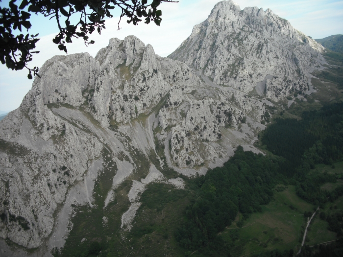 Aitz Txiki y Alluitz - La pared de la zona superior izquierda es la puerta donde predominan las vías de grado medio 6º-7º. Las agujas de la parte central son la zona de los espolones donde predominan las vías de V-6º de hasta tres largos. El monte de la derecha es el Alluitz que aunque también tiene alguna vía es más conocido por su bonita cresta y el famoso Paso del Diablo.