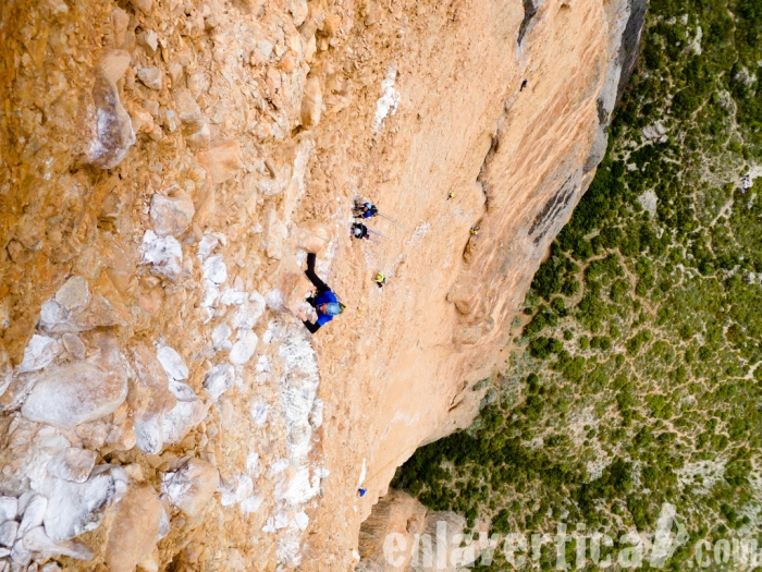 Camino de magnesio - Debido al gran desplome la lluvia prácticamente nunca moja la pared y el magnesio se acumula. Foto tomada durante la cuarta edición del Rally 12 horas Tech Rock de Riglos 2012
