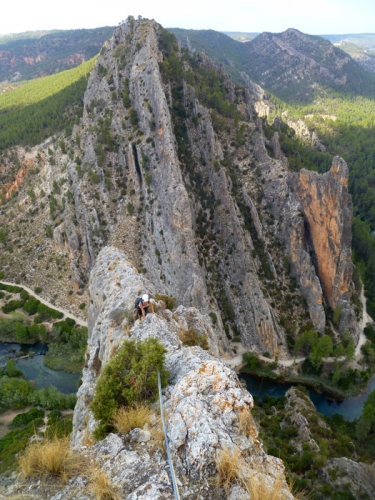 Cresteando - Ali recorriendo la aérea cresta cimera. Tras ella una preciosa vista del río Cabriel y las agujas de la parte de Cuenca.